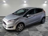 La Ford Fiesta argentée est garée dans une pièce au sol à carreaux.