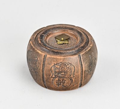 une petite boîte en bois surmontée d'une horloge