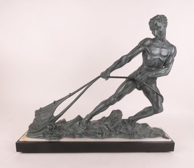 statue d'un homme tenant une charrue, sur fond blanc