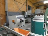 une machine qui traite une feuille de papier dans une usine