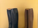 une paire de bottes de pluie noires et marron posée sur une table en bois