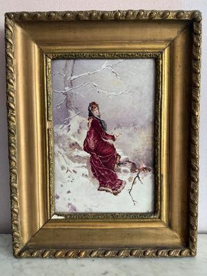 une image représentant une femme en robe rouge dans la neige