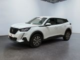 Le SUV blanc est garé dans une pièce blanche au sol noir.
