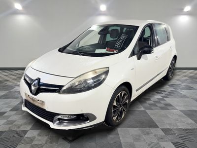 la voiture blanche est garée sur un carrelage à carreaux
