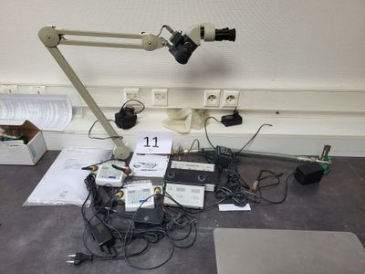 une lampe de bureau posée sur une pile de fils