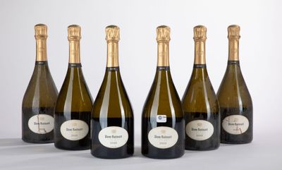 six bouteilles de vin sont alignées sur une table