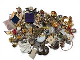 une pile de bijoux assortis sur une surface blanche