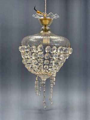 une décoration en verre suspendue à une ficelle