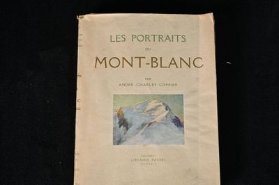 un vieux livre avec une image de montagne en arrière-plan