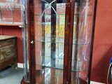 une vitrine à portes vitrées dans une pièce