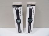 Les deux montres se trouvent dans leur emballage, posées sur la table.