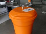 un seau orange posé sur une table dans une cuisine
