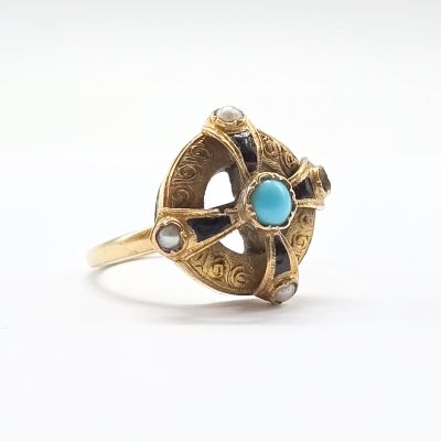 une image représentant une bague en or ornée d'une pierre turquoise au centre