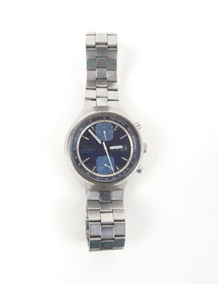 une image d'un gros plan d'une montre-bracelet sur une surface blanche