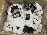 plusieurs paires de chaussettes blanches dans un sac en plastique posé sur une table