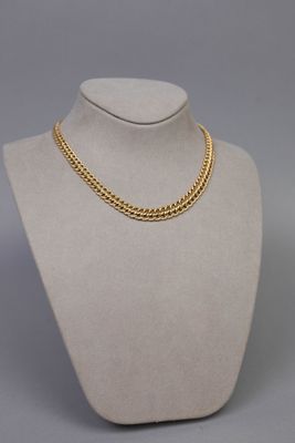 un collier à chaîne en or sur un mannequin mannequin