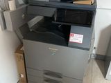 une imprimante posée sur une pile de boîtes