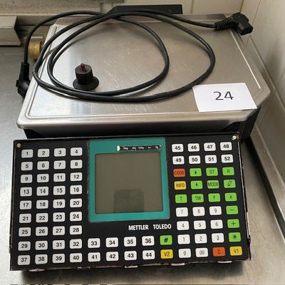 une image représentant une balance numérique à laquelle est raccordé un câble