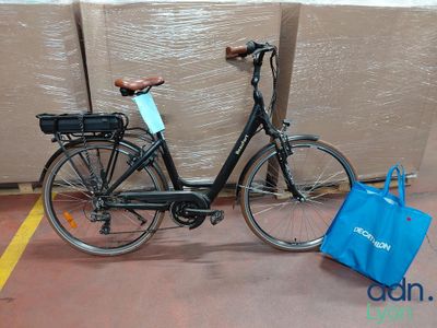 un vélo garé contre un mur