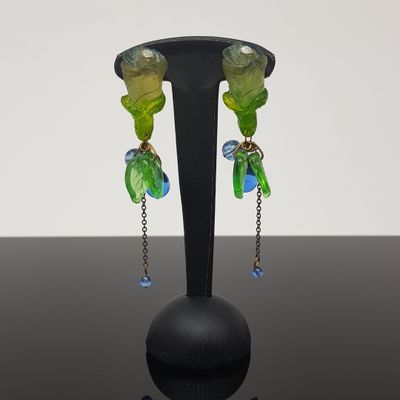boucles d'oreilles composées de perles de verre vertes et bleues et de chaînes, montées sur un support noir
