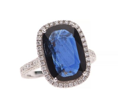 une bague en saphir bleu et diamant