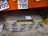 de nombreuses boîtes contenant des appareils électroniques sur les rayons du magasin