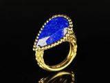 une bague en or ornée d'un lapis-lazuli au centre