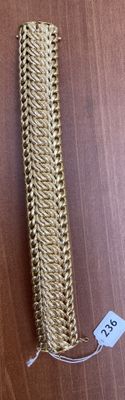 un morceau de tissu sur lequel est accrochée une étiquette de prix