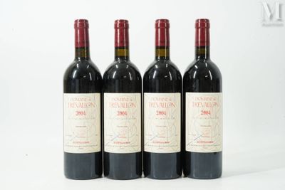 trois bouteilles de vin rouge posées sur une table blanche