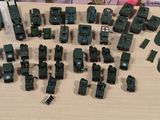 beaucoup de petits véhicules militaires miniatures posés sur une table