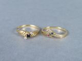 deux bagues en or ornées de diamants noirs et blancs