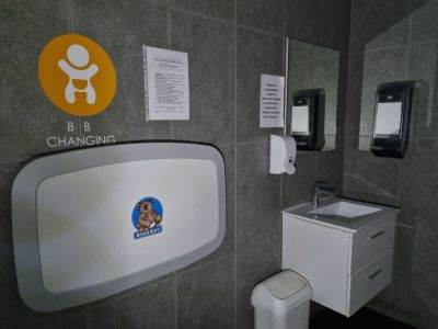 une salle de bains équipée de toilettes, d'un lavabo et d'un miroir