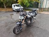 une moto garée sur un parking à côté d'une camionnette