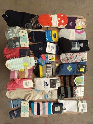 Plusieurs paires de chaussettes sont disposées sur une table