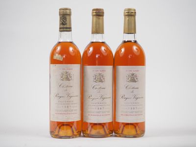 trois bouteilles de vin posées les unes à côté des autres sur une surface blanche
