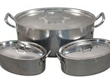 casseroles et poêles en acier inoxydable avec leurs couvercles, sur fond blanc