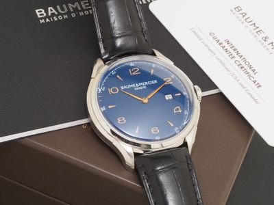 une montre posée sur une boîte