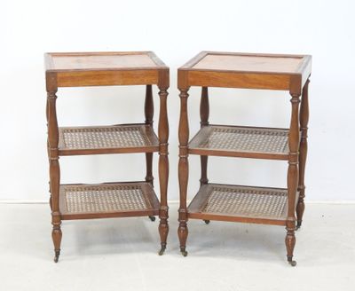 paire de tables d'appoint anciennes en bois avec des étagères en osier