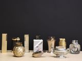 plusieurs types de flacons de parfum sur une table