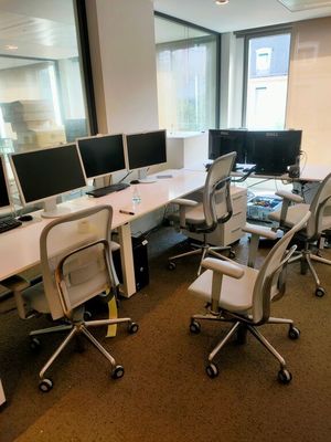 il y a de nombreux ordinateurs sur les bureaux de ce bureau