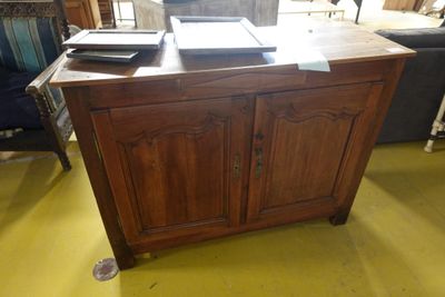 une table sur laquelle est posé un ordinateur portable, dans une pièce