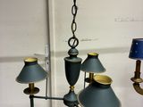 un lustre auquel sont suspendues cinq lampes