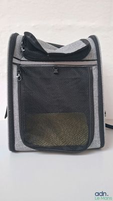 un sac gris et noir posé sur une table