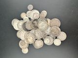une pile de pièces d'argent posée sur une surface noire