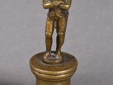 paire de figurines en bronze représentant un garçon et un garçon, posées sur un socle