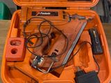 une mallette à outils orange, contenant des outils, posée sur une table