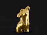 une statue en or représentant une femme sur fond noir