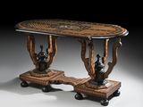une console richement décorée, dotée de deux socles montés sur roulettes