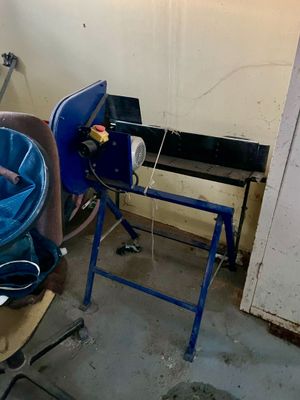 une photo d'une chambre en désordre avec une chaise et un ordinateur