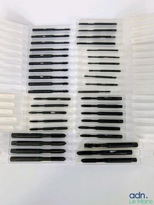 un gros plan sur une paire de ciseaux dans un étui en plastique